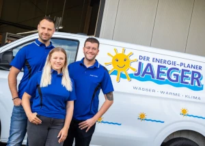 Drei Mitarbeiter eines Energieplanungsunternehmens stehen vor einem Firmenfahrzeug.